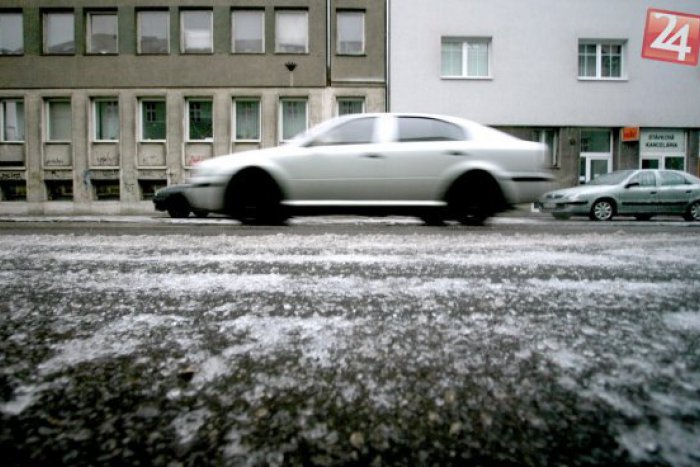 Ilustračný obrázok k článku Cestári varujú pred zľadovateným snehom: Úseky pri Žiari, kde radšej opatrne