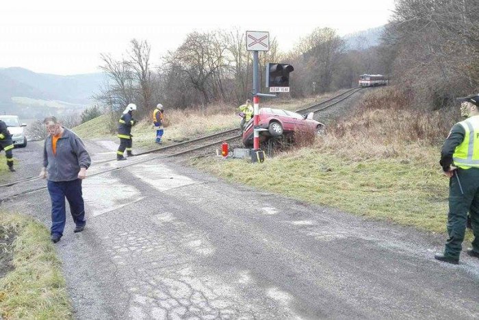 Ilustračný obrázok k článku FOTO priamo z miesta nehody: Osobný vlak nabúral do auta, záchrana v poslednej chvíli!