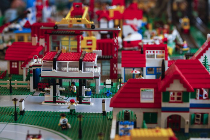 Ilustračný obrázok k článku Hračke storočia venuje poctu výstava: Svoju LEGO podobu dostali aj mestská radnica či kostol