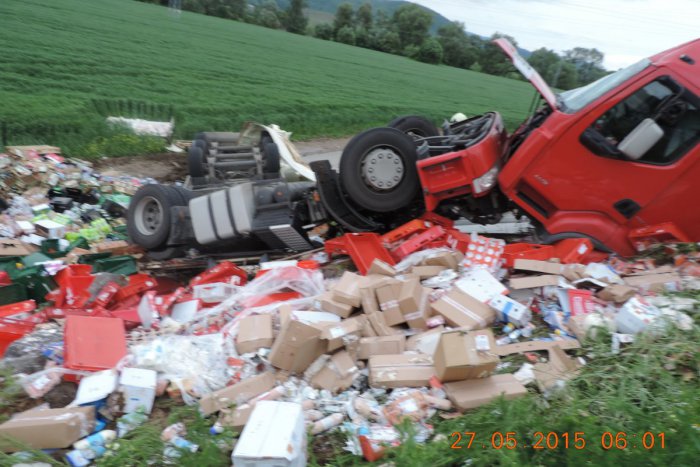 Ilustračný obrázok k článku Nehoda na obchvate Žiaru: Kamión s mladým vodičom (23) skončil na streche, spúšť okolo! FOTO