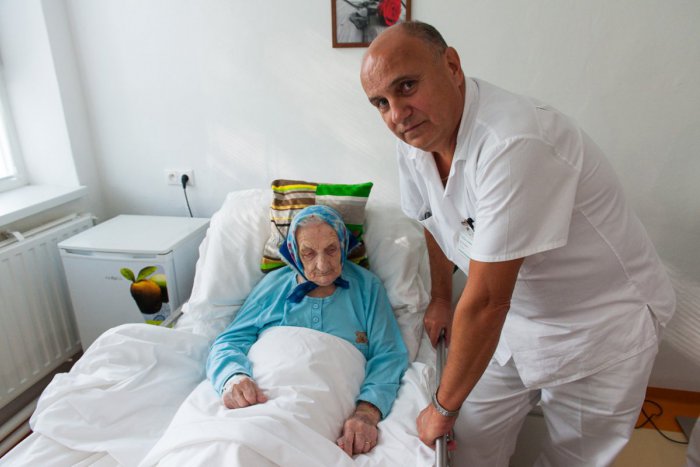 Ilustračný obrázok k článku Unikátna operácia, sánka padla aj primárovi: Na Kremničanku Veroniku (100) v žiarskej nemocnici len tak nezabudnú!