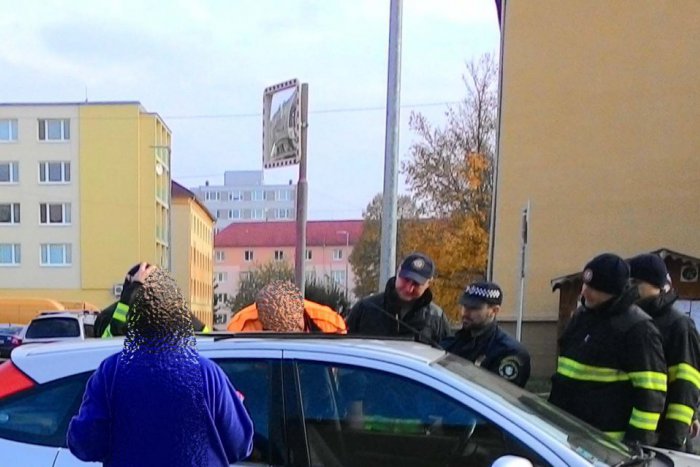Ilustračný obrázok k článku FOTO z miesta: Dieťatko zostalo v aute v centre Žiaru aj s kľúčami, poradiť si nevedeli hasiči ani mestskí