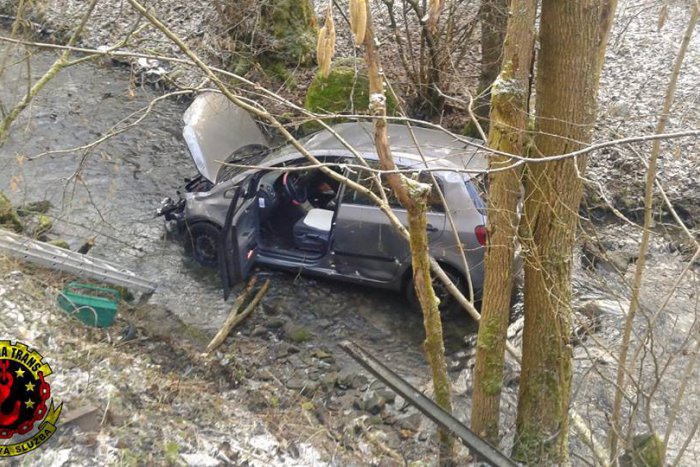 Ilustračný obrázok k článku FOTO z miesta nehody pri Žiari: Auto preletelo cez zvodidlá a skončilo v potoku