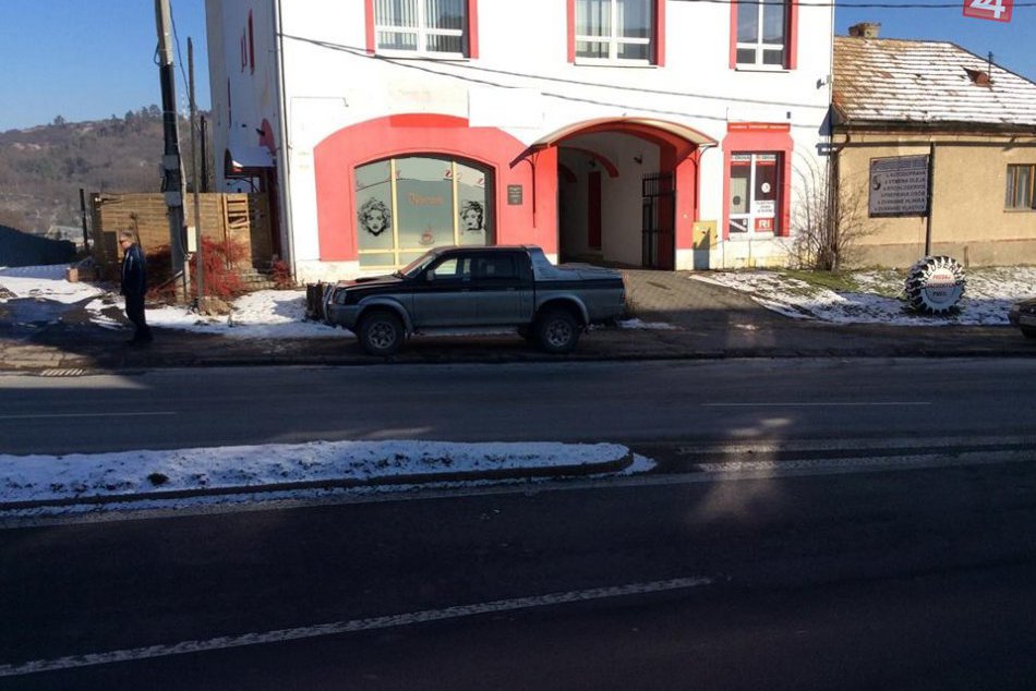 Majiteľ auta má hlavu v smútku: V takomto stave ho našiel na žiarskej ulici