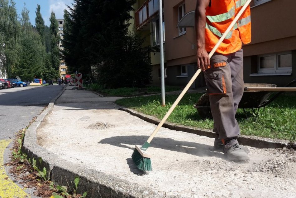 Ilustračný obrázok k článku Oprava žiarskych chodníkov a ciest pokračuje: Dočká sa aj známe parkovisko