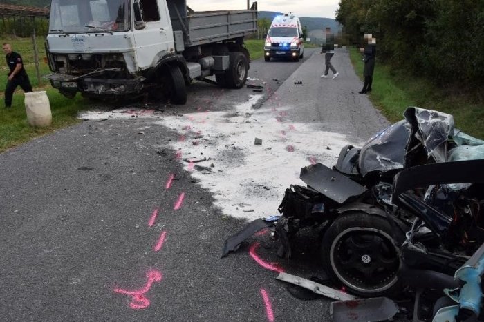 Ilustračný obrázok k článku Vážna nehoda v Žarnovickom okrese: Pri zrážke s nákladiakom sa ťažko zranil vodič (27)