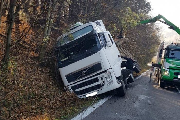 Ilustračný obrázok k článku Nehoda neďaleko Žiaru: Z prevráteného kamiónu sa vysypalo drevo