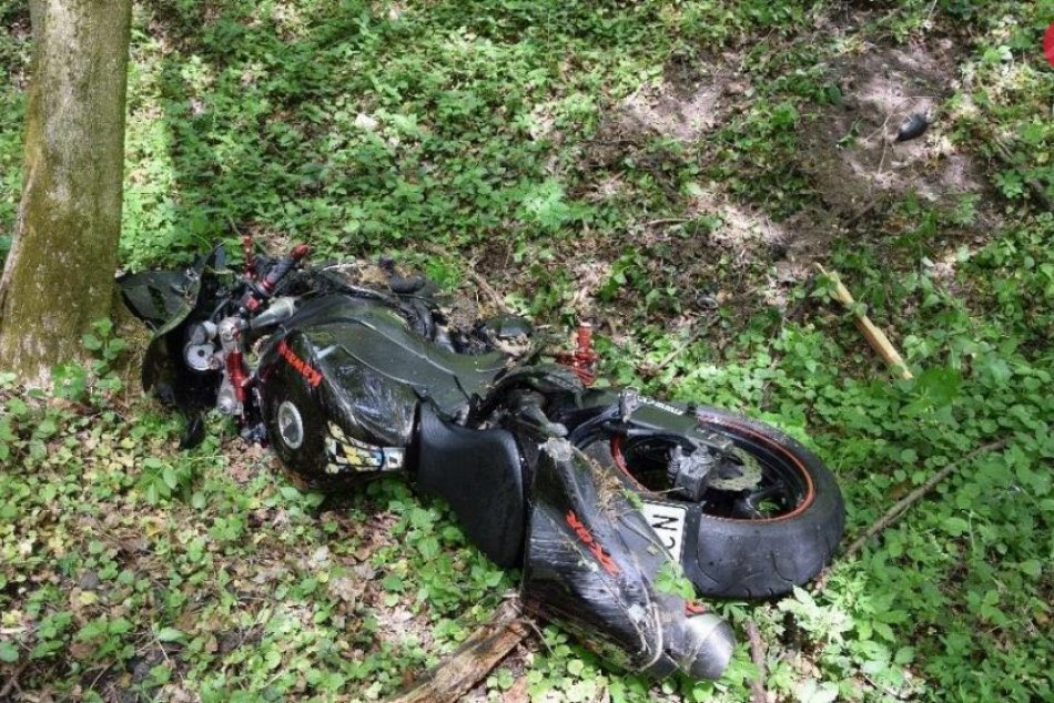 Ilustračný obrázok k článku Nehoda neďaleko Žiaru: Mladík na motorke zvalil telekomunikačný stĺp, FOTO