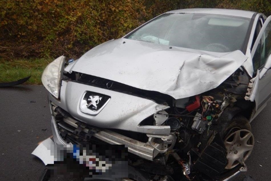 Ilustračný obrázok k článku Zrážka auta s kamiónom pri Žarnovici: Vodička je vážne zranená, FOTO