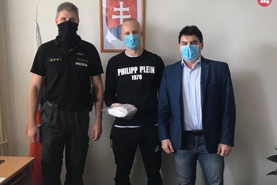 Žiar nad Hronom: Policajtom ušili rúška hokejista R. Puliš s manželkou